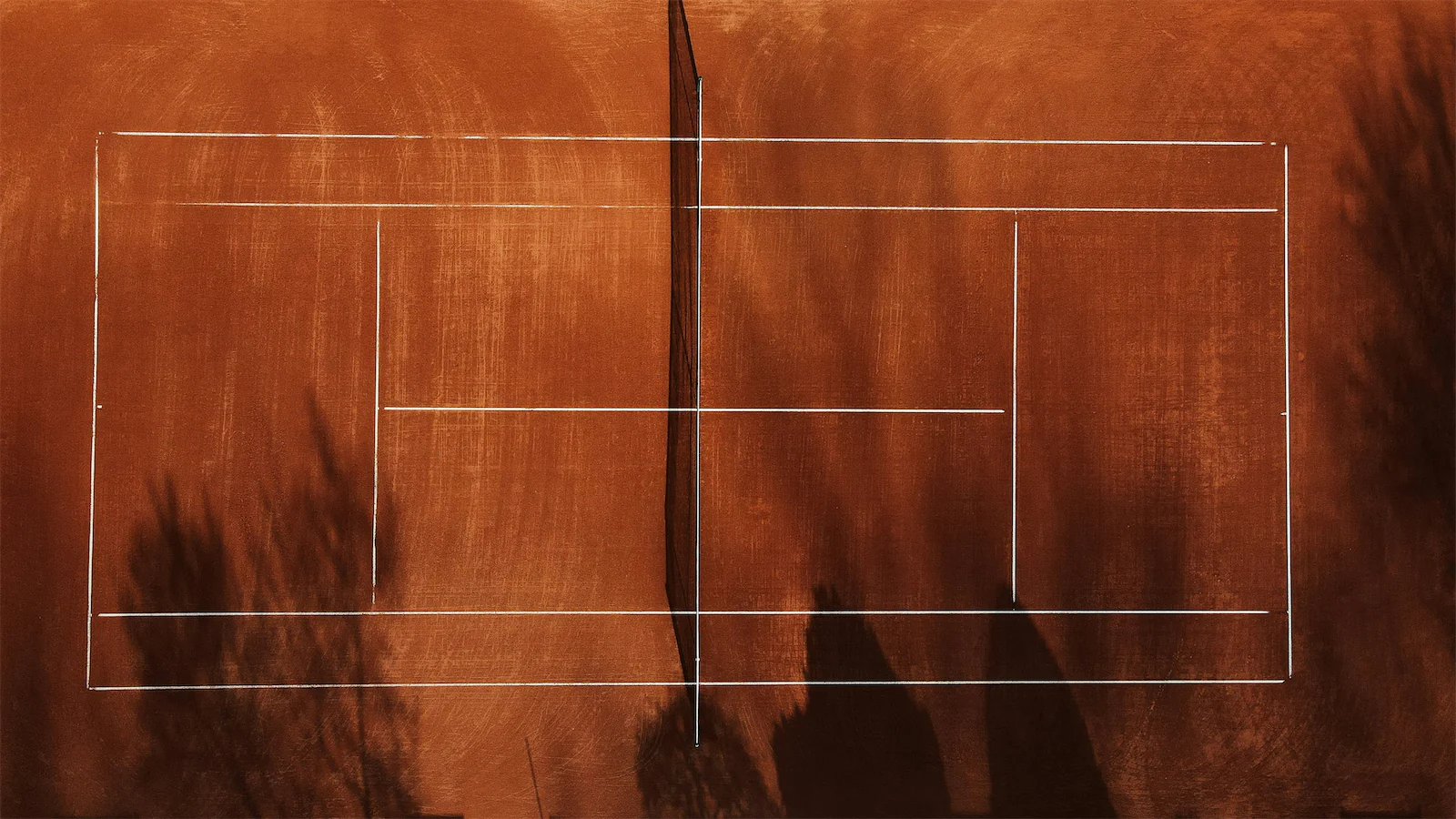Ein Bild von einem Asche-Tennisplatz von oben.